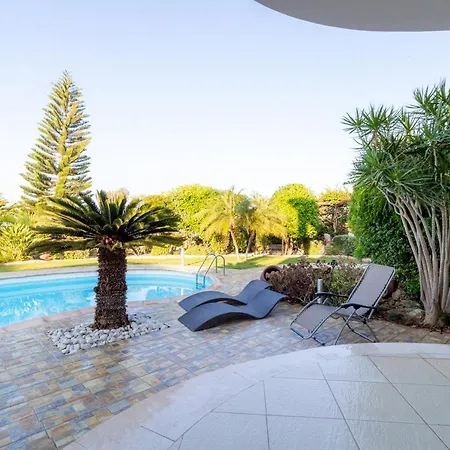 Rafaella In Latchi With Private Garden Vilă